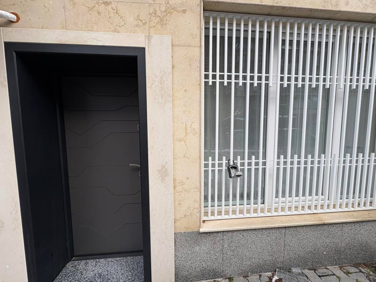 How to check in Newly Renovated Comfortable First-Floor Stay 9