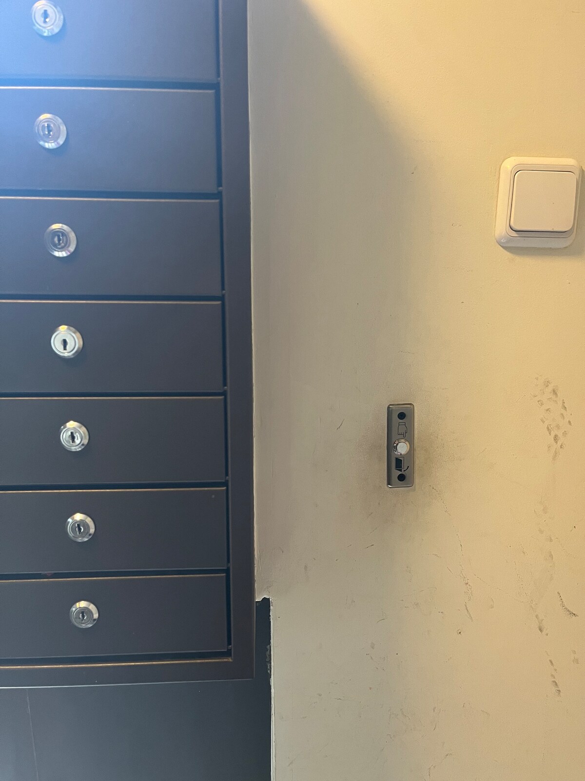 How to check in Lora's Bohemian 2BD in city center 29