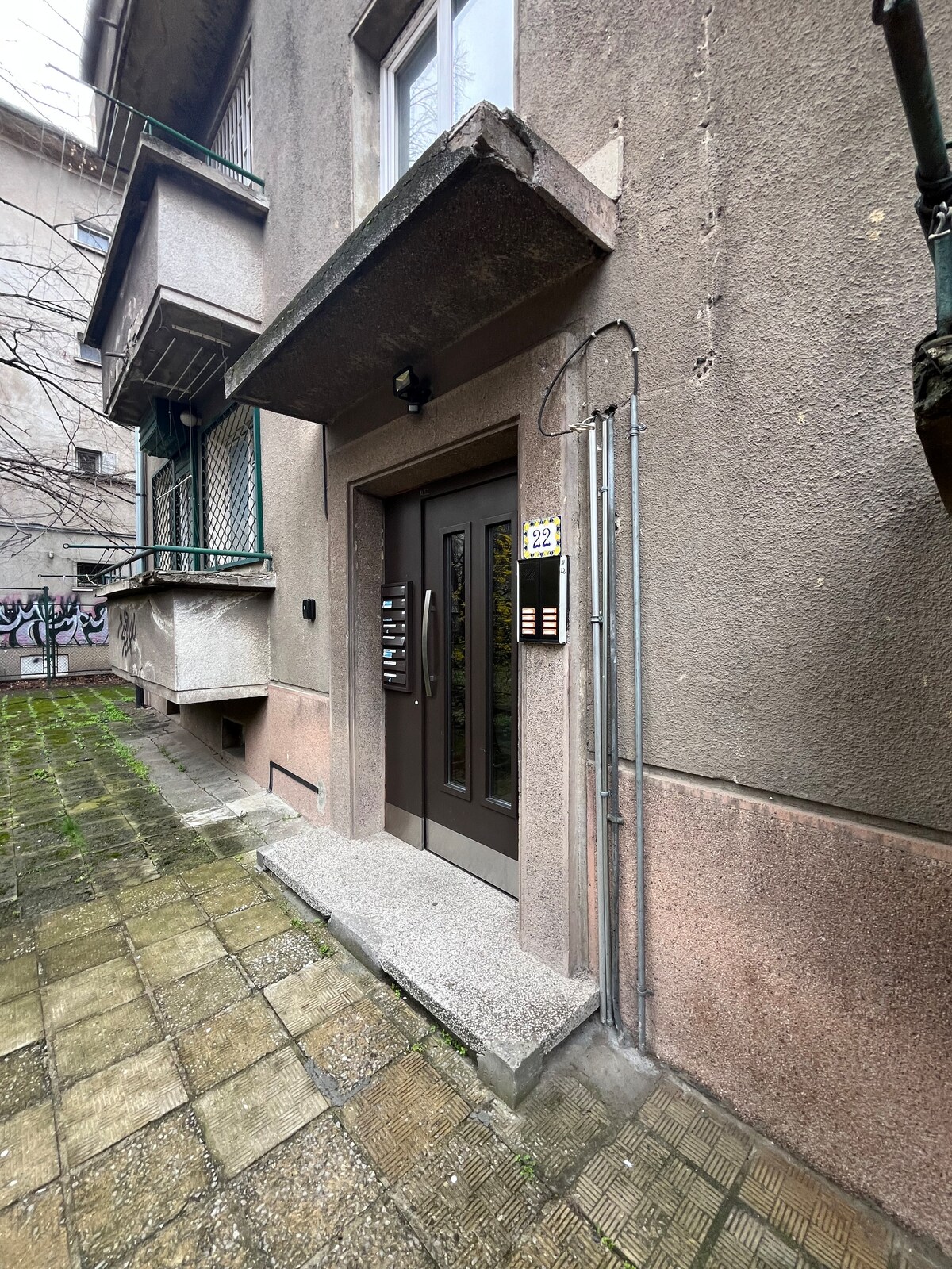 How to check in Lora's Bohemian 2BD in city center 9